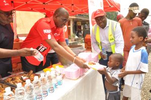 Director, Corporate Communication and CSR, Emeka Oparah; MD and CEO, Airtel Nigeria, Segun Ogunsanya; Senior Manager, Site Deployment, Airtel Nigeria, Fred Ekete and two beneficiaries at the Airtel 5 Days of Love campaign in Lagos on Tuesday, December 13, 2016.