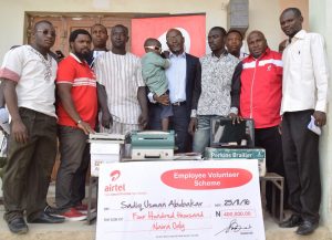 Airtel’s Regional Operations Director, North Region, Wole Abu (middle) with Sadiq Usman; they are flanked by employees of Airtel and immediate family members of Sadiq Usman at the presentation ceremony in Zaria, Kaduna State, last week.
