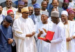 President Buhari in a group photo: With him are Vice President Yemi Osinbajo, Kebbi State Governor Atiku Bagudu, President Rice Farmers Association Aminu Goronyo, Jigawa State Governor Abubakar Badaru and others as he receives in audience Delegation of Rice Processors Association of Nigeria in State House on 13th Mar 2018